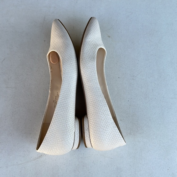 NINE WEST | White Vegan Embossed Snakeskin Pointy Flats - Picture 6 of 9